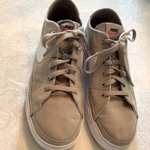 Mens 9.5 Nike tennis shoes in like new condition!